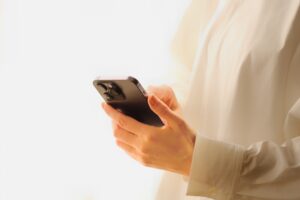 そのスマホ、見ても心は晴れないから。意識の矢印を「自分」へ還し、人生の手綱を握りなおす練習