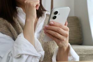 SNSの「正解」があなたを苦しめていませんか？唯一無二の夫婦が自分たちだけの「心の凪（なぎ）」を見つけるために。